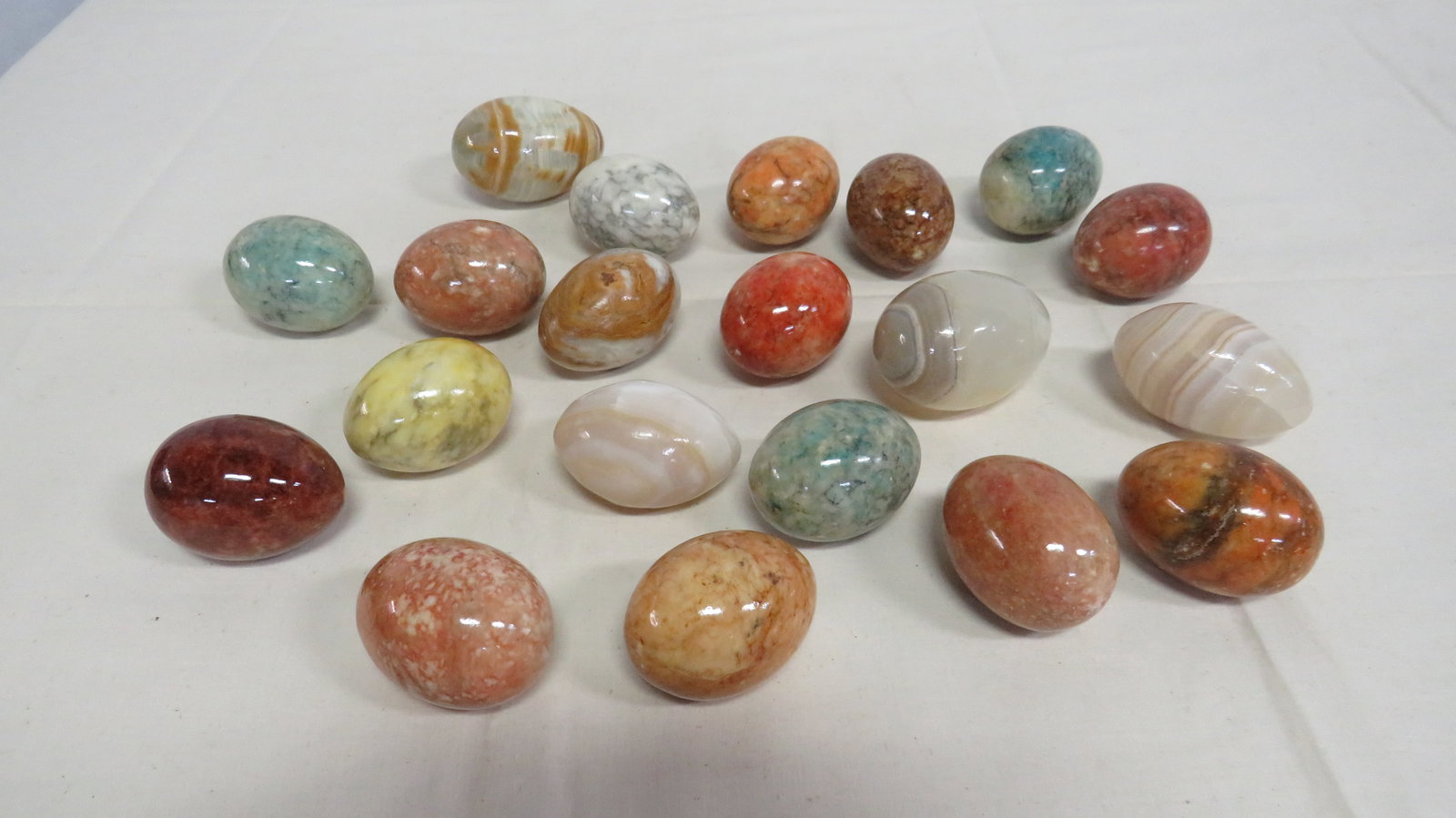 20 Vintage Italian Onyx & Marble Eggs: 20 Vintage Italian Onyx & Marble Eggs in good condition.