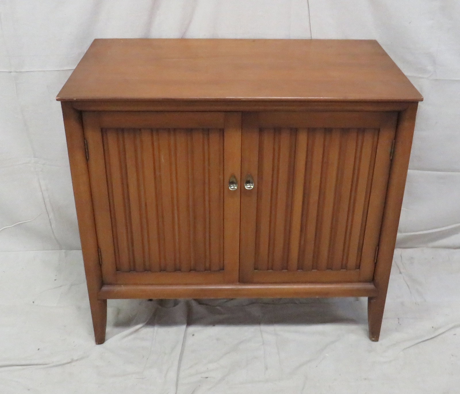 Mid Century Modern Willett Server: Mid Century Modern Willett Server in good condition, 32''H x 34''W x 20''D