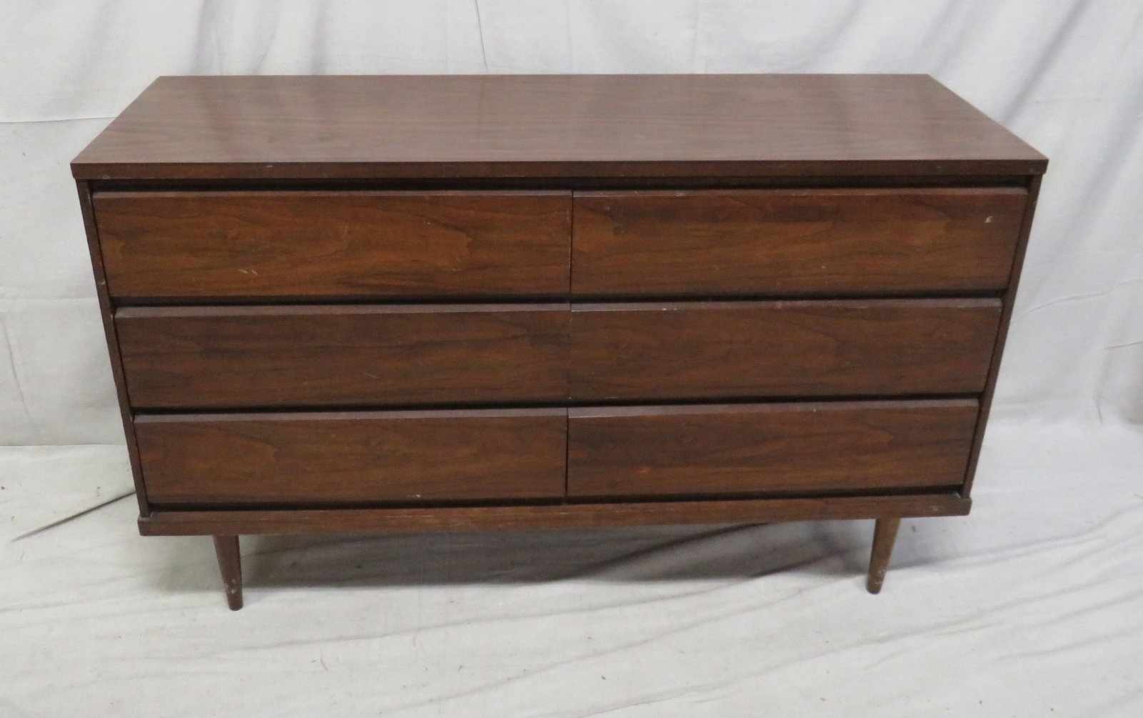 Mid Century Modern Walnut Six Drawer Dresser: Mid Century Modern Six Drawer Dresser in good condition, Walnut, 32''H x 52.5''W x 17.5''D