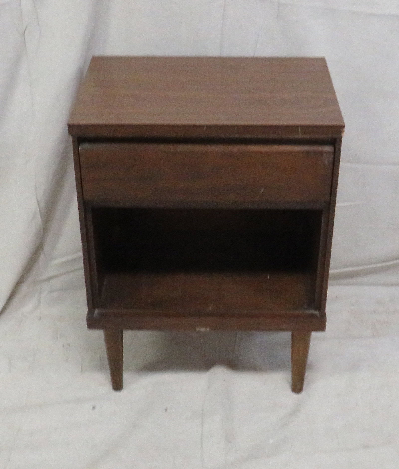 Mid Century Modern Walnut Nightstand: Mid Century Modern Walnut Nightstand in good condition, 25.25''H x 18.25''W x 12.25''D