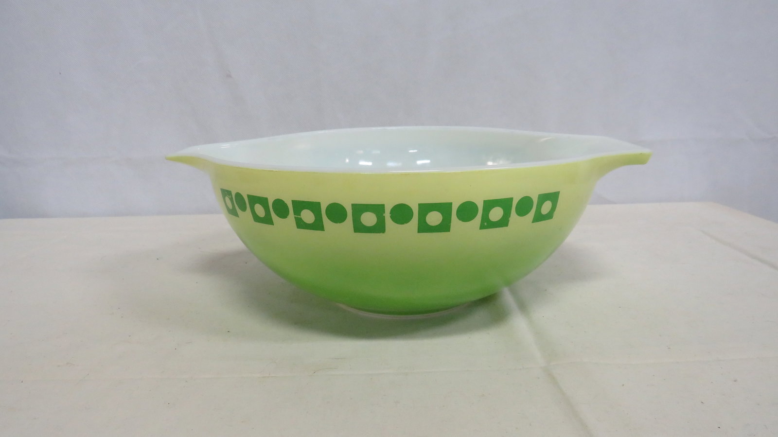 Vintage Pyrex Cinderella 4 Qt Mixing Bowl (1 of 5)