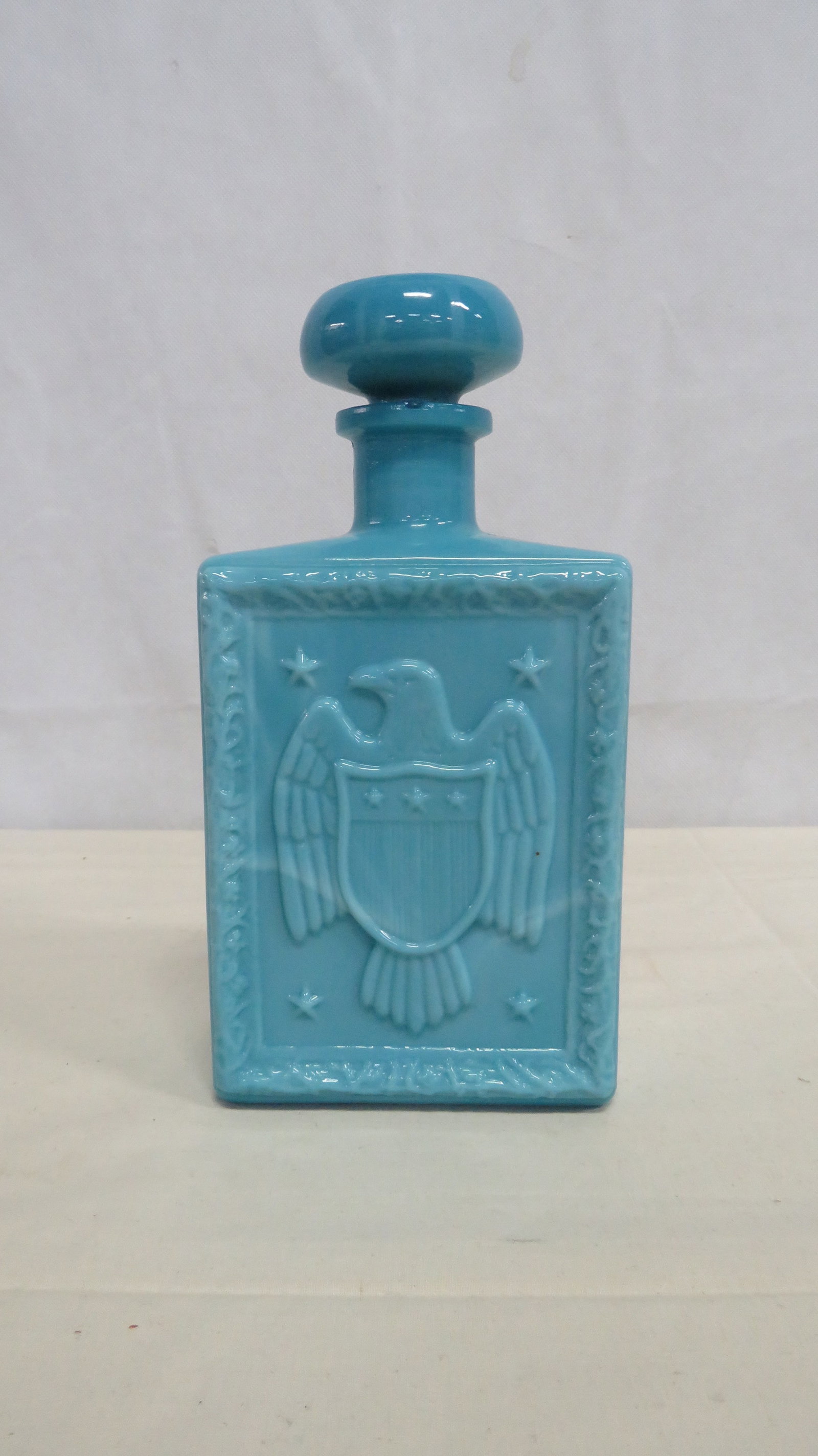 Vintage Dant Americana Blue Decanter: Vintage Dant Americana Blue Decanter in good condition. 9"H x 4.5"L x 2.5"W