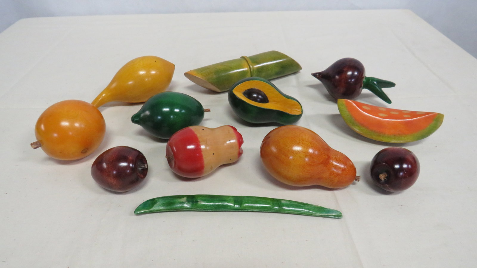 12 pc Vintage Carved Wooden Fruit & Vegetables (1 of 2)