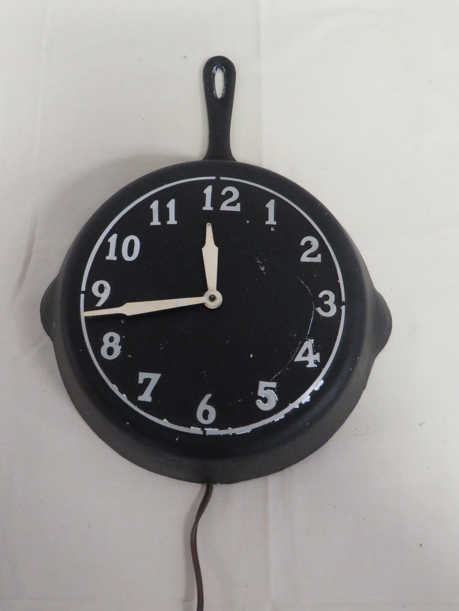 Vintage Universal Aluminum Skillet Wall Clock: Vintage Universal Aluminum Skillet Wall Clock in good condition, showing some wear consistent with age. Plugged in and running, but all clocks sold as is with no warranties. 14.5" x 11.25"
