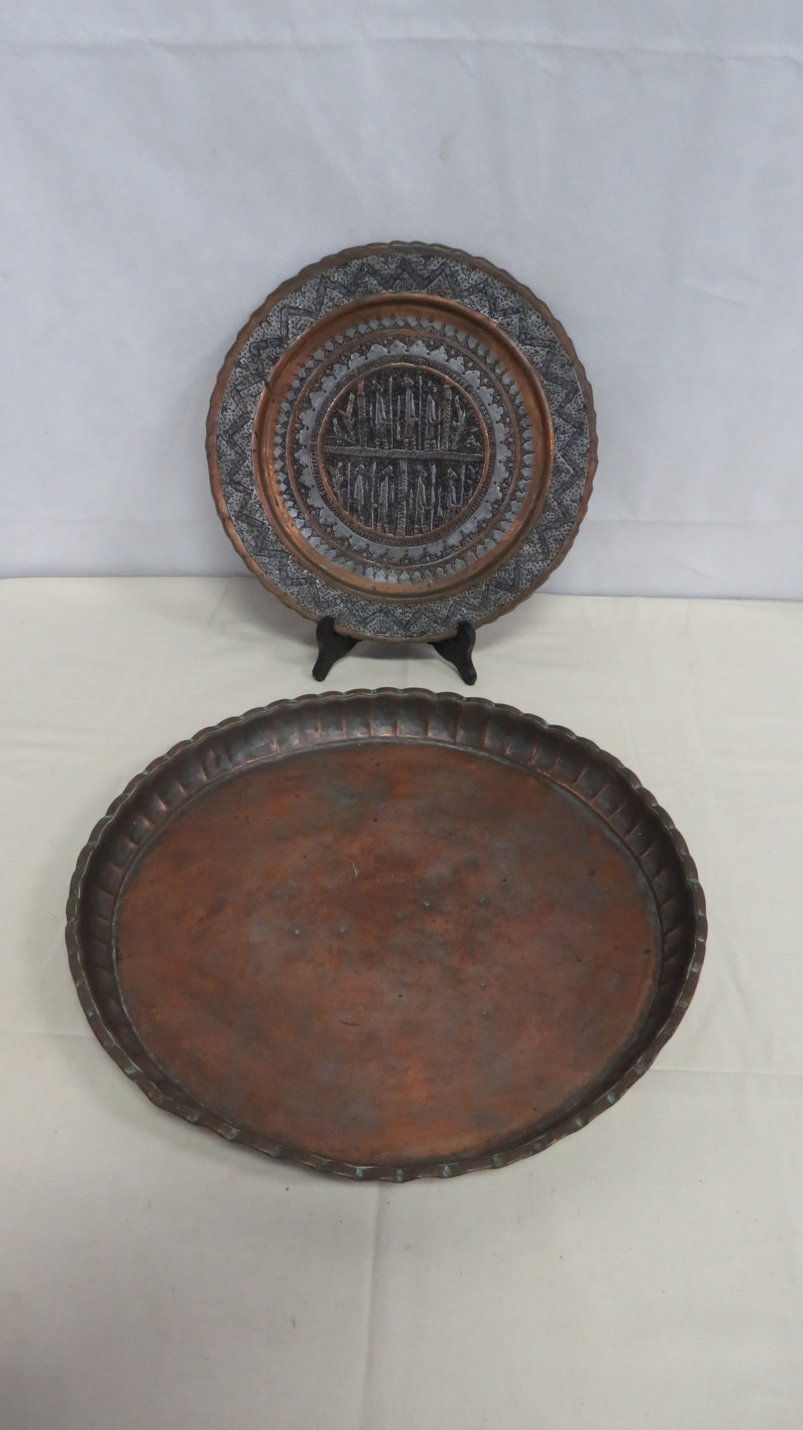 2 Vintage Copper & Tin Trays: 2 Vintage Copper & Tin Trays in good condition. 16.5" & 13.25" diameter