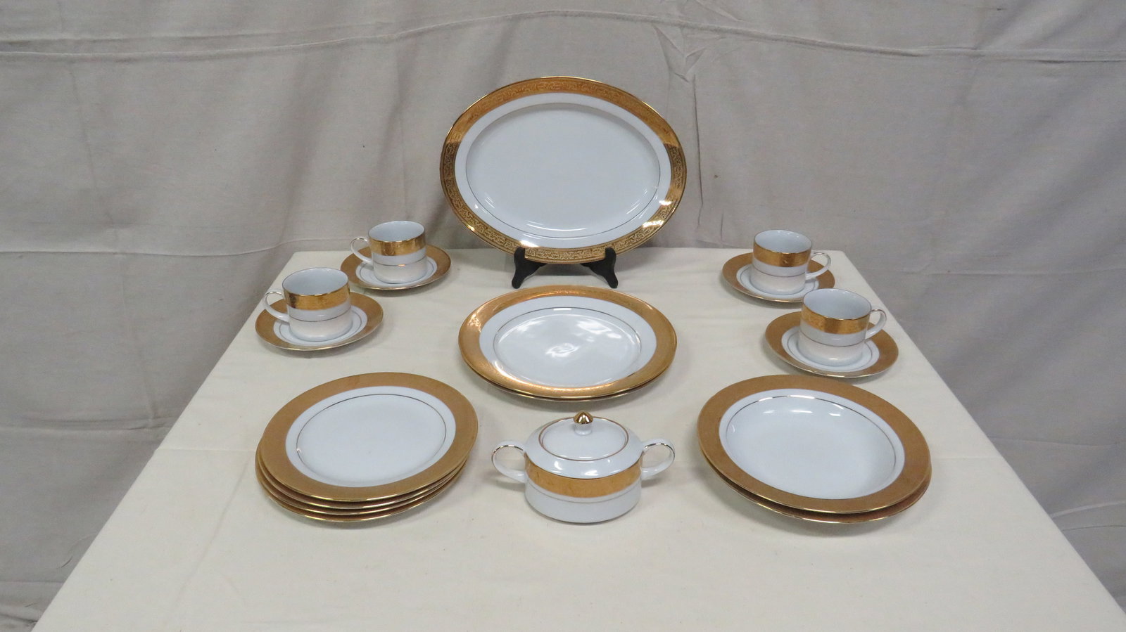 18 pc Gold Rim Muirfield Magnificence Fine China: 18 pc Gold Rim Muirfield Magnificence Fine China in good condition. Including Serving platter, 2 dinner plates, 4 salad plates, 2 soup bowls, 4 cup & saucer sets, and lidded sugar bowl.