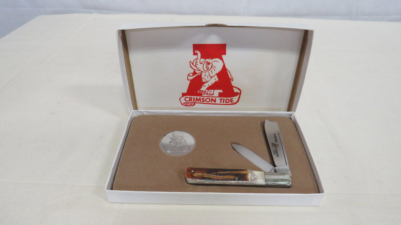 Vintage Taylor Seto Alabama Pocket Knife Japan: Vintage Taylor Seto Alabama Pocket Knife Japan in good condition. Bone handle, two surgical steel blades inscribed Alabama Crimson Tide. Original box including commemorative coin. Made in Japan, knife