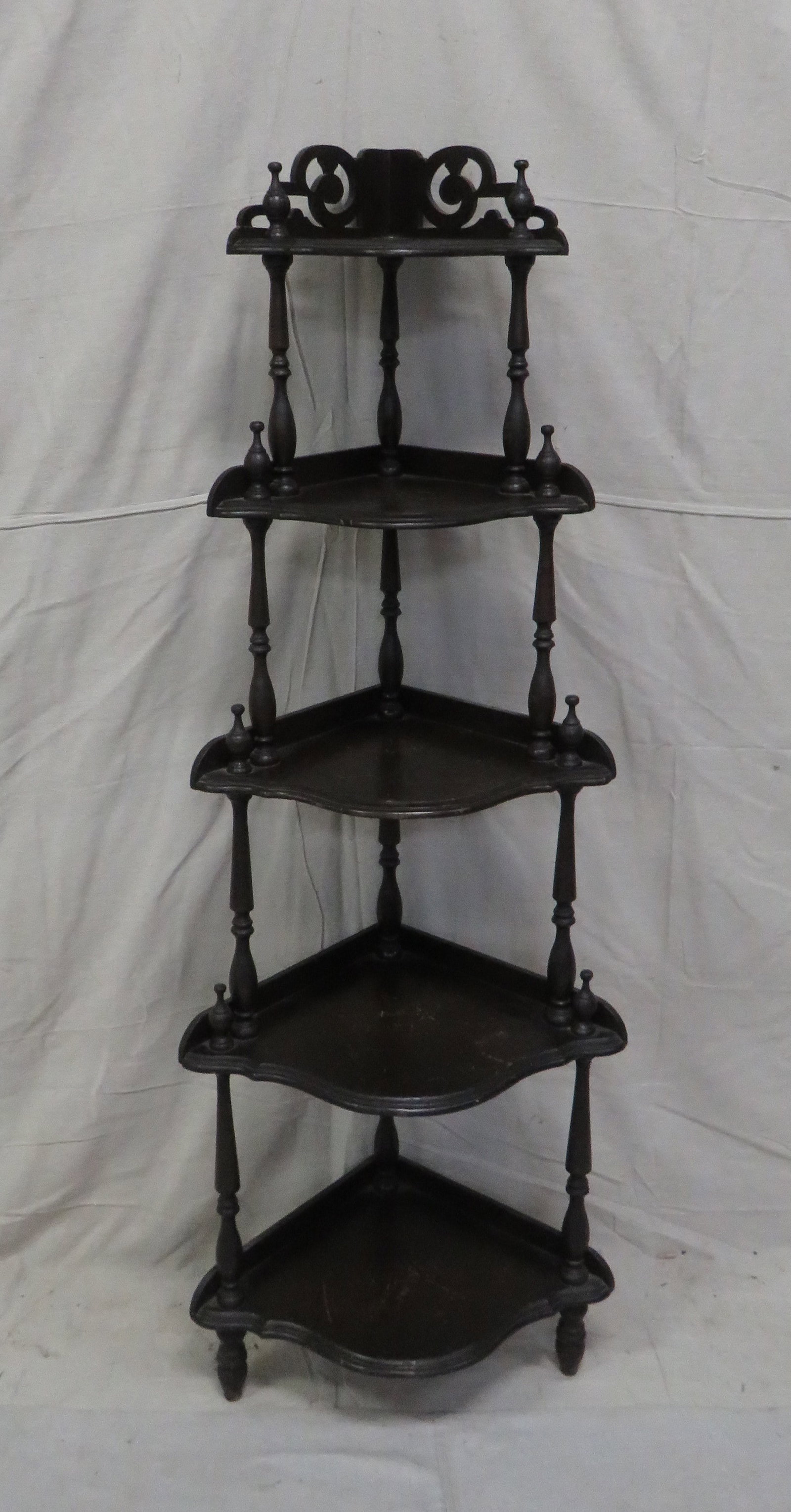 Vintage Corner Etagere: Vintage Corner Etagere in good condition, 58''H x 21''W x 15.5''D