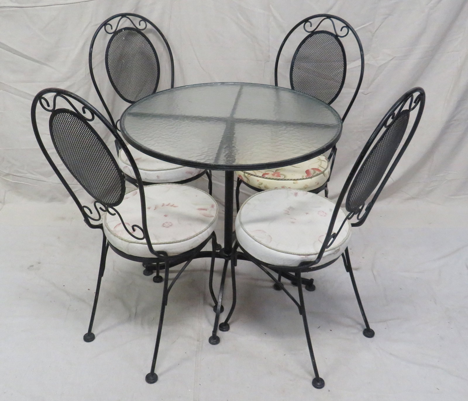 Vintage Iron Bistro Set: Vintage Iron Bistro Set in good condition, Seats are faded