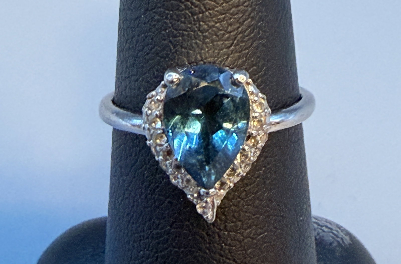 Sterling Pear Shaped Ring with Blue Stone Size 7: Sterling Pear Shaped Ring with Blue Stone Size 7 in good condition, 2.56g
