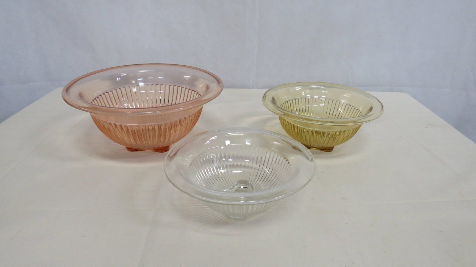Vintage Depression Glass Graduated Mixing Bowls: Vintage Depression Glass Graduated Mixing Bowls in good condition. Multi-color Hazel Atlas rolled edge ribbed bowls. 2.75 - 4.25"H x 7.25" - 9.75"D