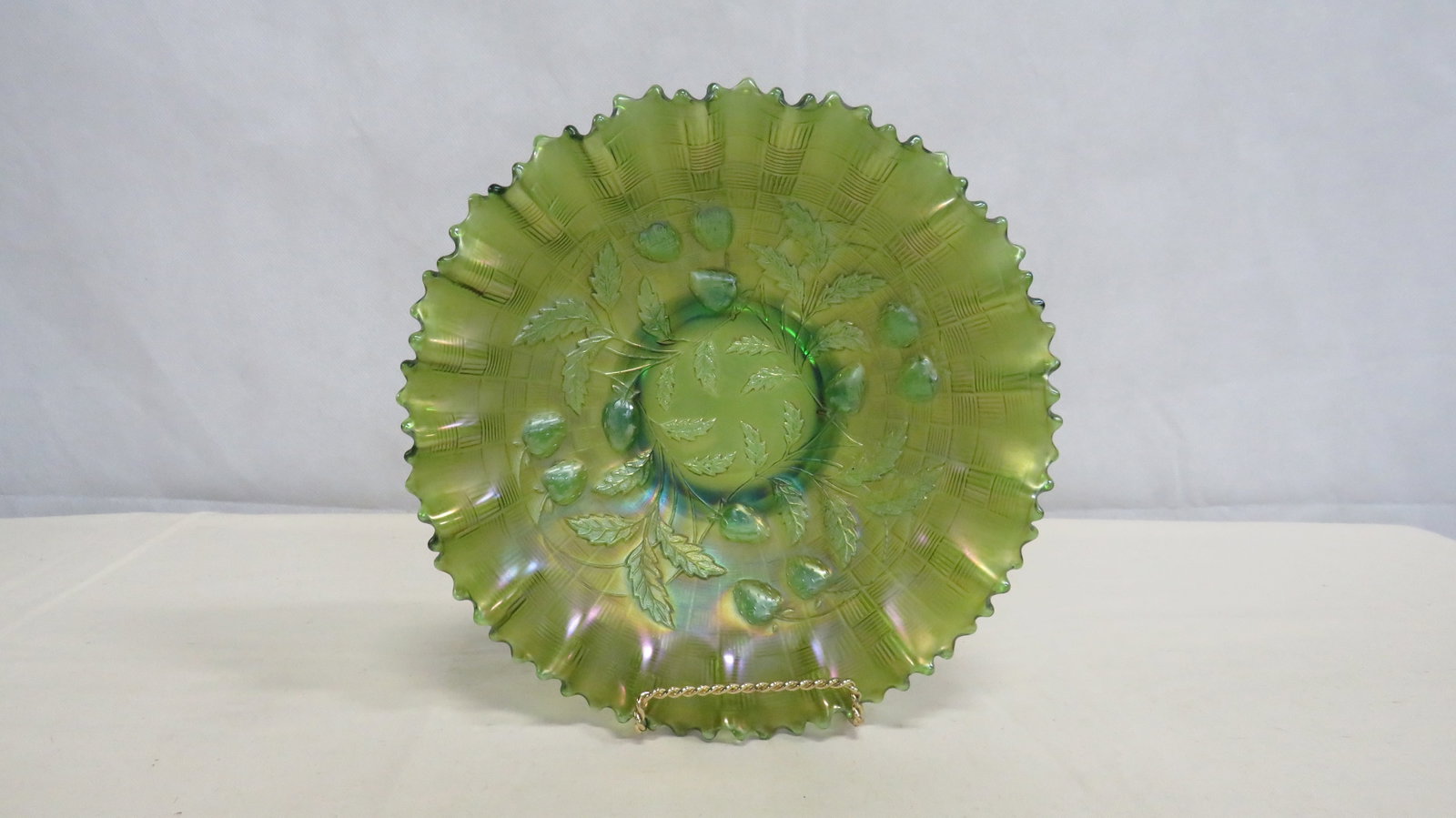 Northwood Green Carnival Glass Strawberry Bowl (1 of 5)
