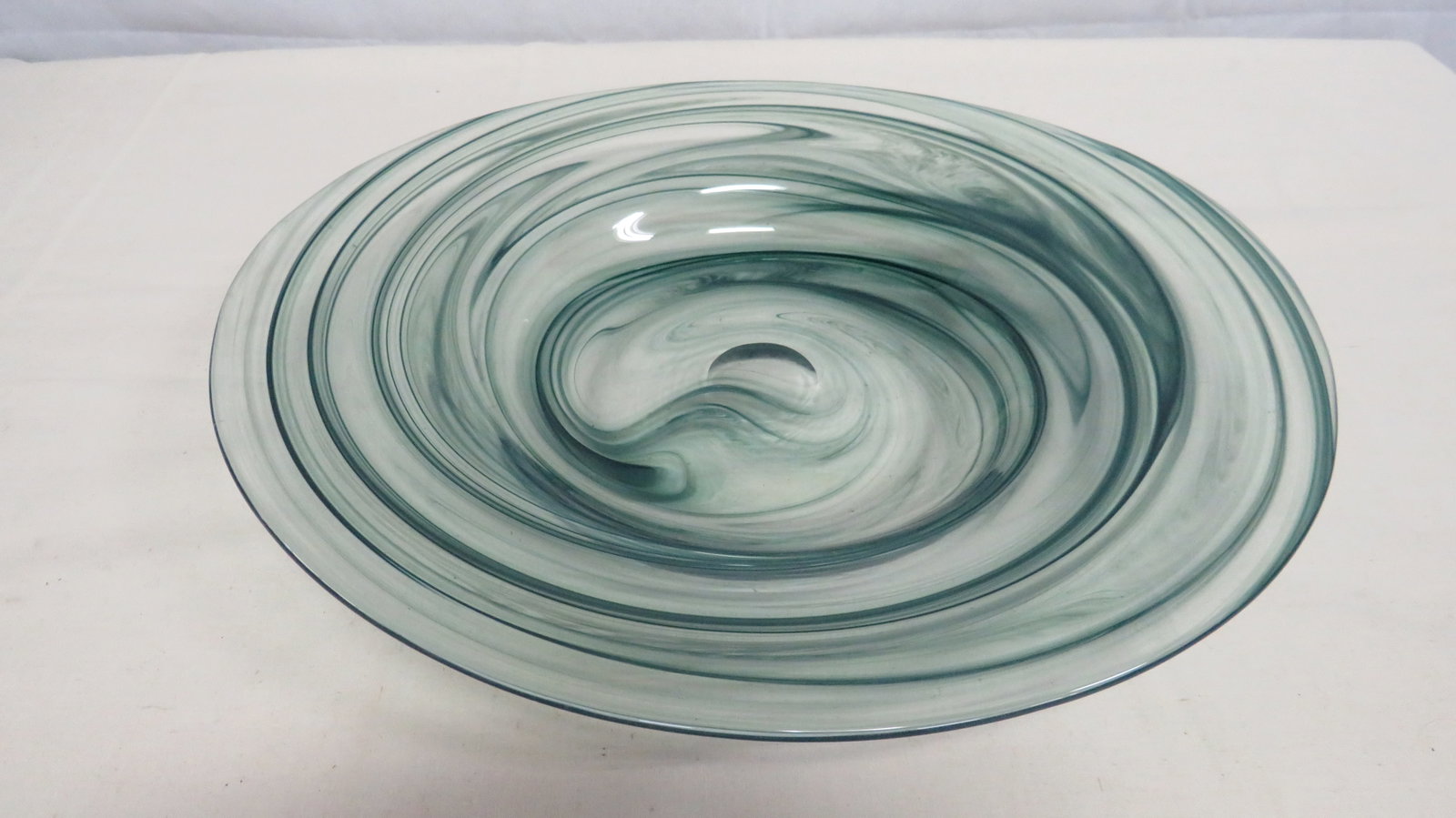 Vintage Studio Art Glass Swirl Pattern Bowl: Vintage Studio Art Glass Swirl Pattern Bowl in good condition. 2.5"H x 14"D