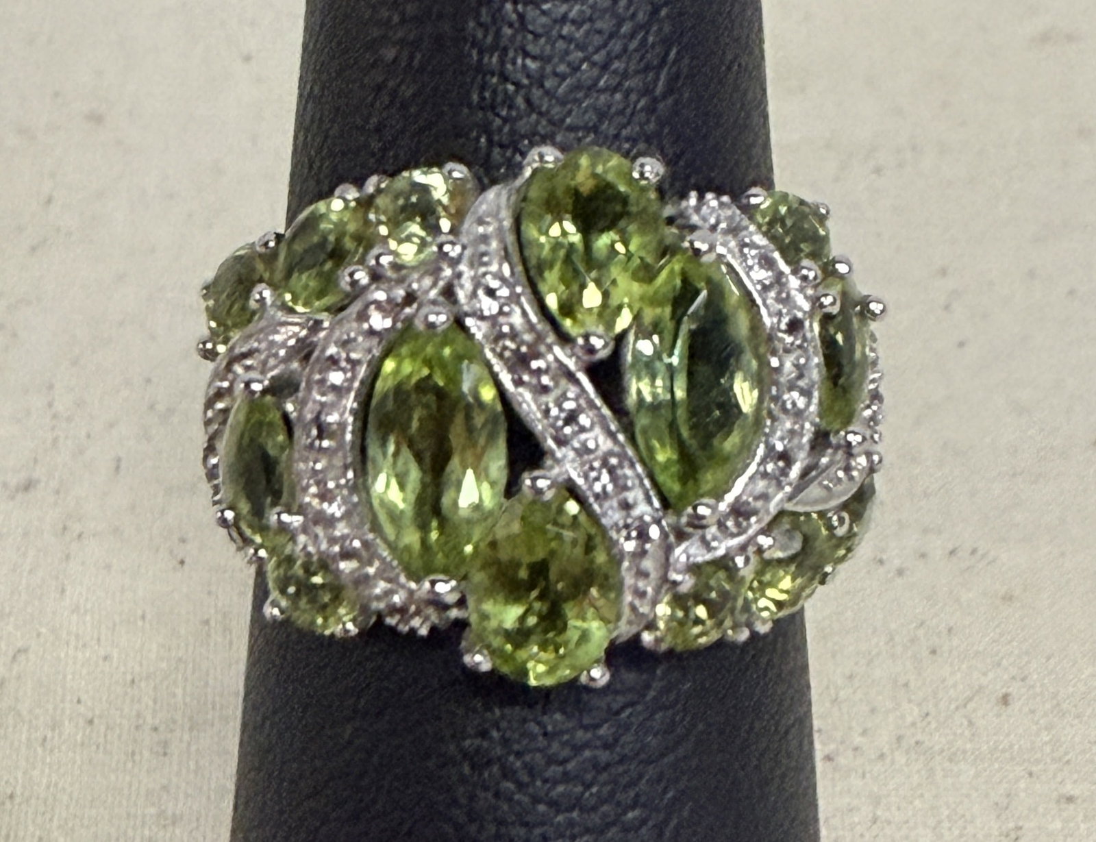 Sterling Peridot & Topaz Ring Size 6: Sterling Peridot & Topaz Ring Size 6 in good condition, Marked 925 Thailand, 3.55g