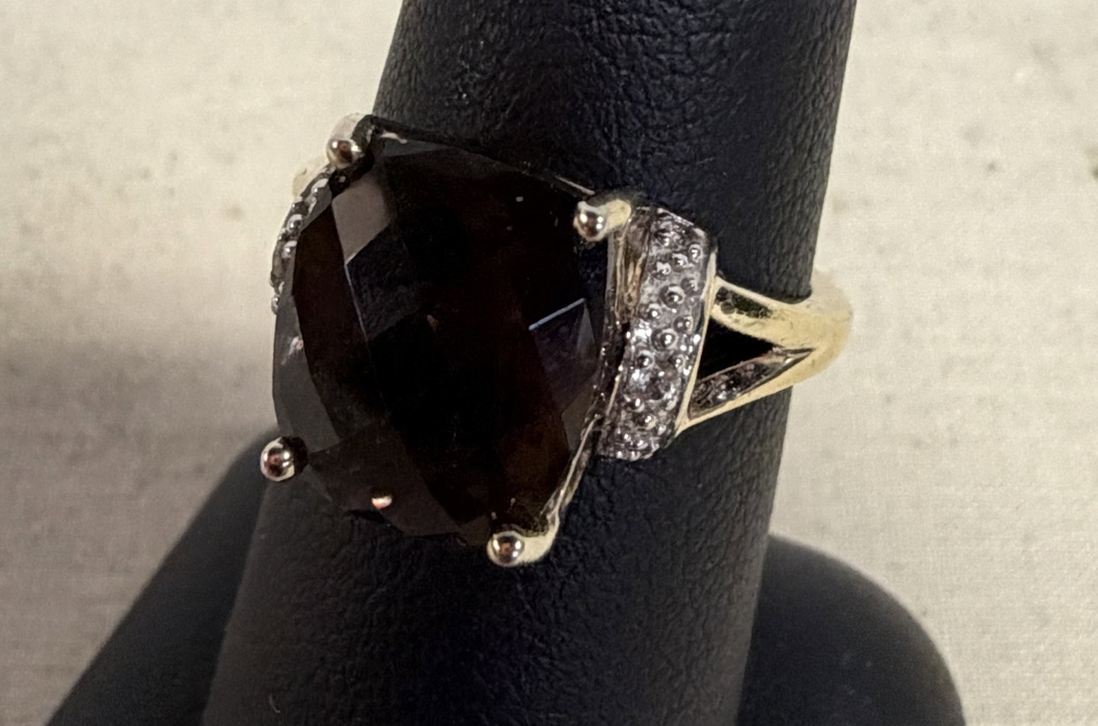 Sterling Smokey Quart Ring Size 7: Sterling Smokey Quart Ring Size 7 in good condition, marked 925 Thailand, 4.04g