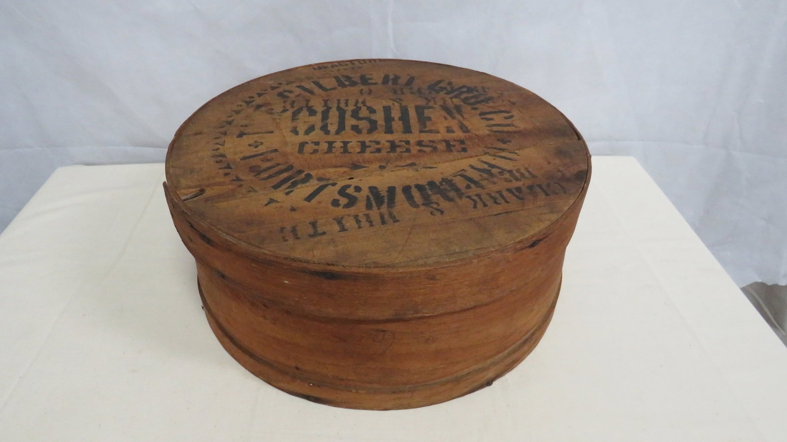 Antique Cheese Pantry Box Goshen Chesse: Early 20th century American country store bentwood cheese box. Marketing text on lid "Gilbert Grocery Co., Portsmouth, Ohio" founded 1832 alongside "Clark & White Goshen Chesse." Good condition. 7"H x
