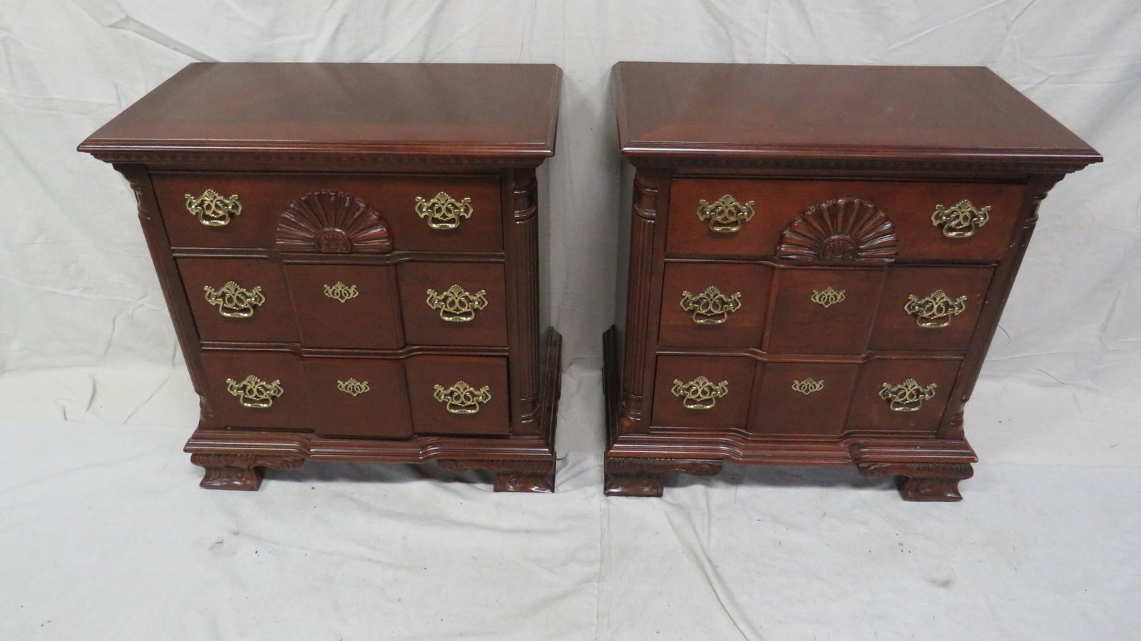 Traditional Pair of Shell Carved Bedside Chests (1 of 4)