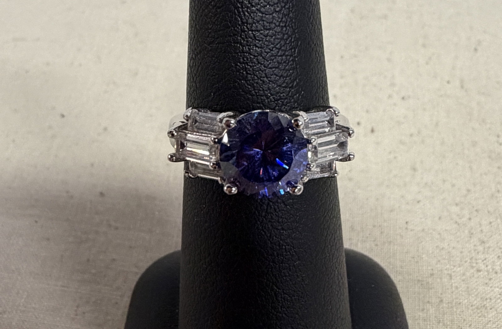Sterling Ring with Violet Blue Stone Size 6: Sterling Ring with Violet Blue Stone Size 6 in good condition. 3.88g