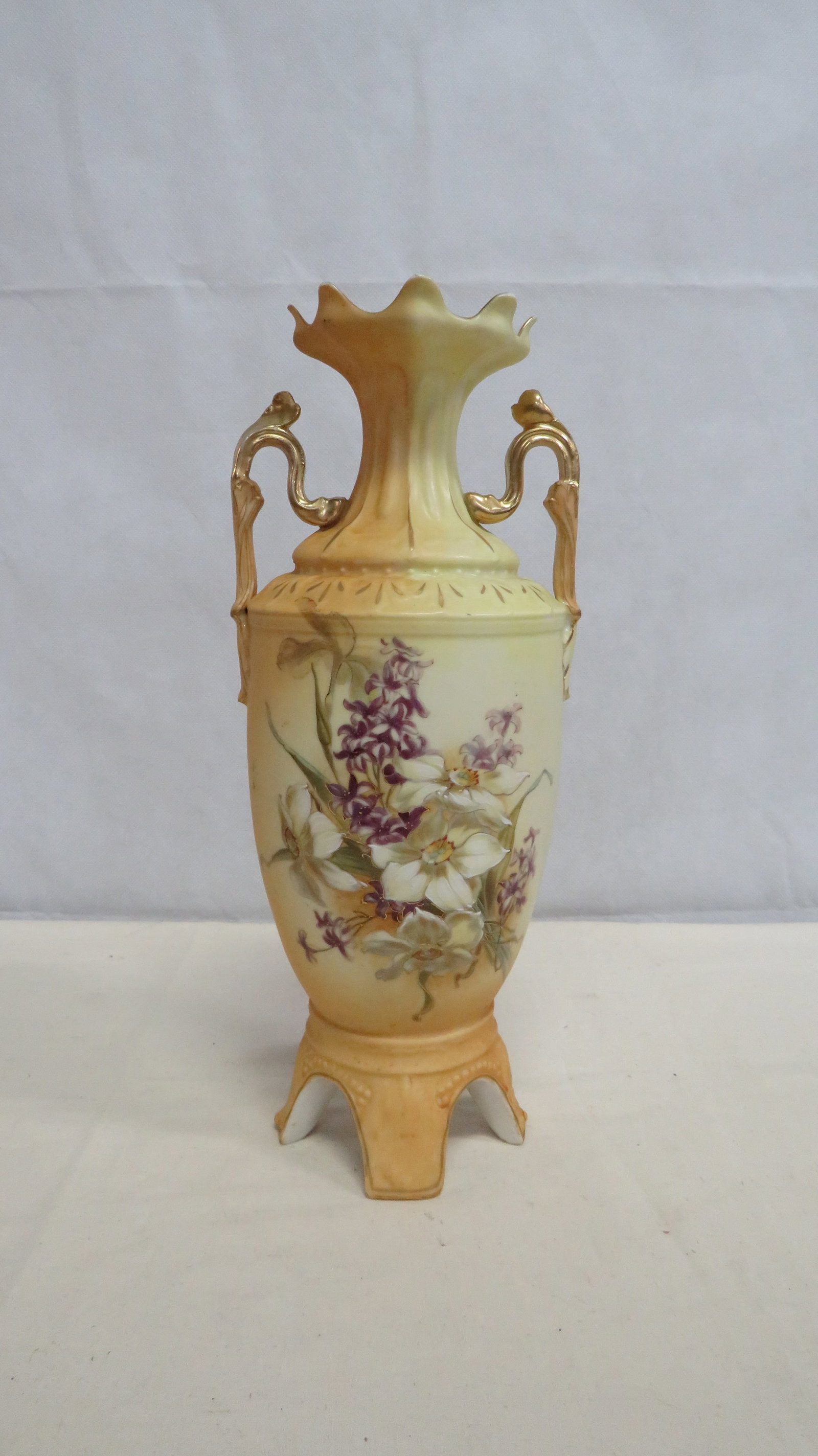 Antique Porcelain Robert Hanke Vase Austria: Antique Porcelain Robert Hanke Vase Austria in good condition. Hand-painted with gold embellishments. 12.5"H