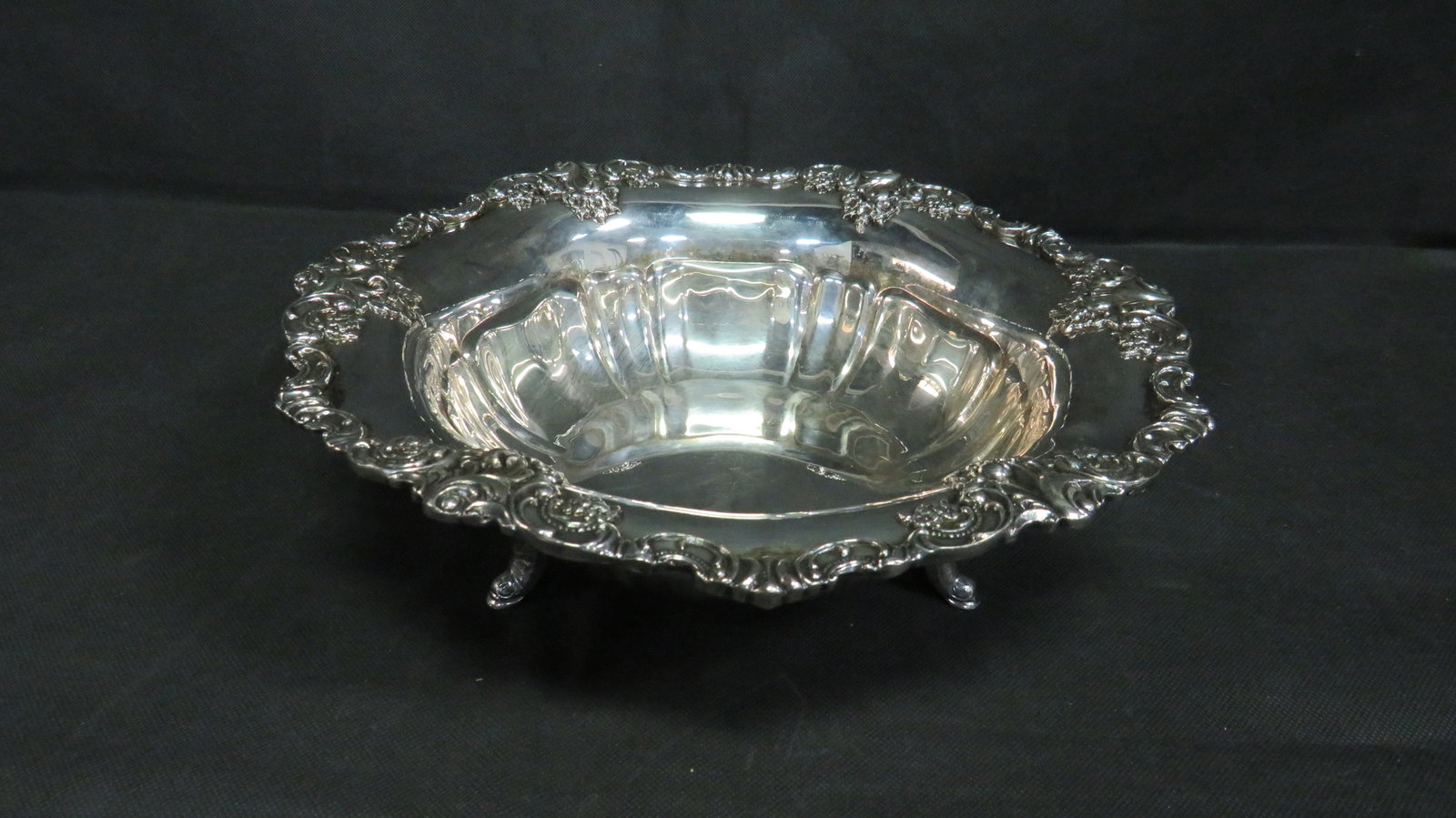 Baroque by Wallace Footed Serving Bowl 207F: Baroque by Wallace Footed Serving Bowl 207F in good condition.3.5"H x 11"D