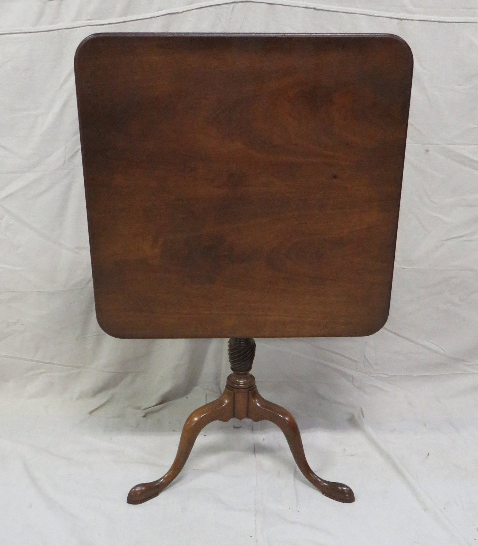 Kittinger Williamsburg CW 69 Tilt Top Table: Kittinger Williamsburg CW 69 Tilt Top Table in good condition, 27''H x 25.5''W x 25.5''D