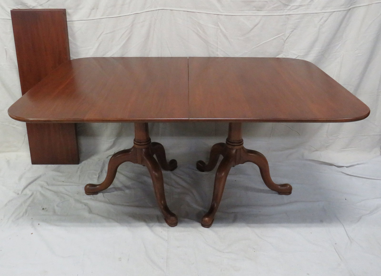 Henkel Harris Double Pedestal Dining Table 2210 (1 of 9)