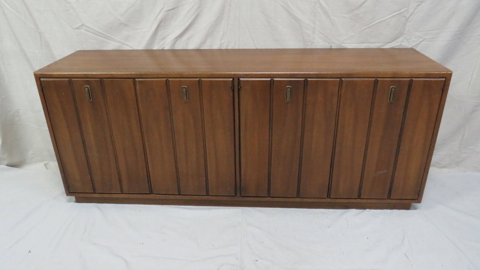 Mid Century Modern Broyhill Premier Credenza (1 of 6)