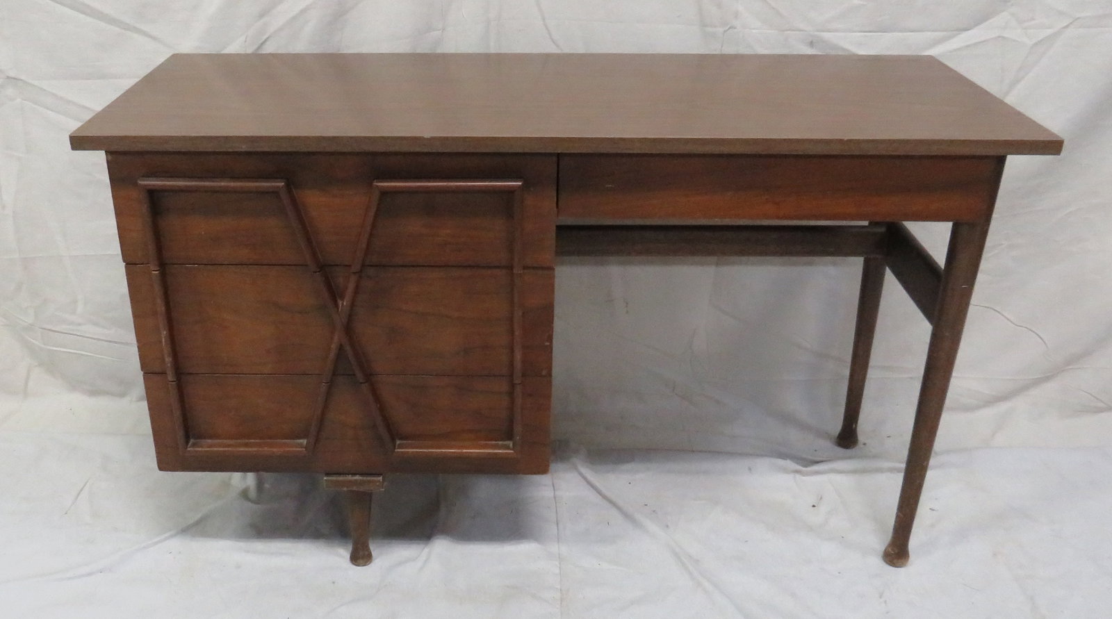 American of Martinsville MCM Walnut Desk: American of Martinsville Mid Century Modern Walnut Desk in good condition, 29''H x 50''W x 19.5''D