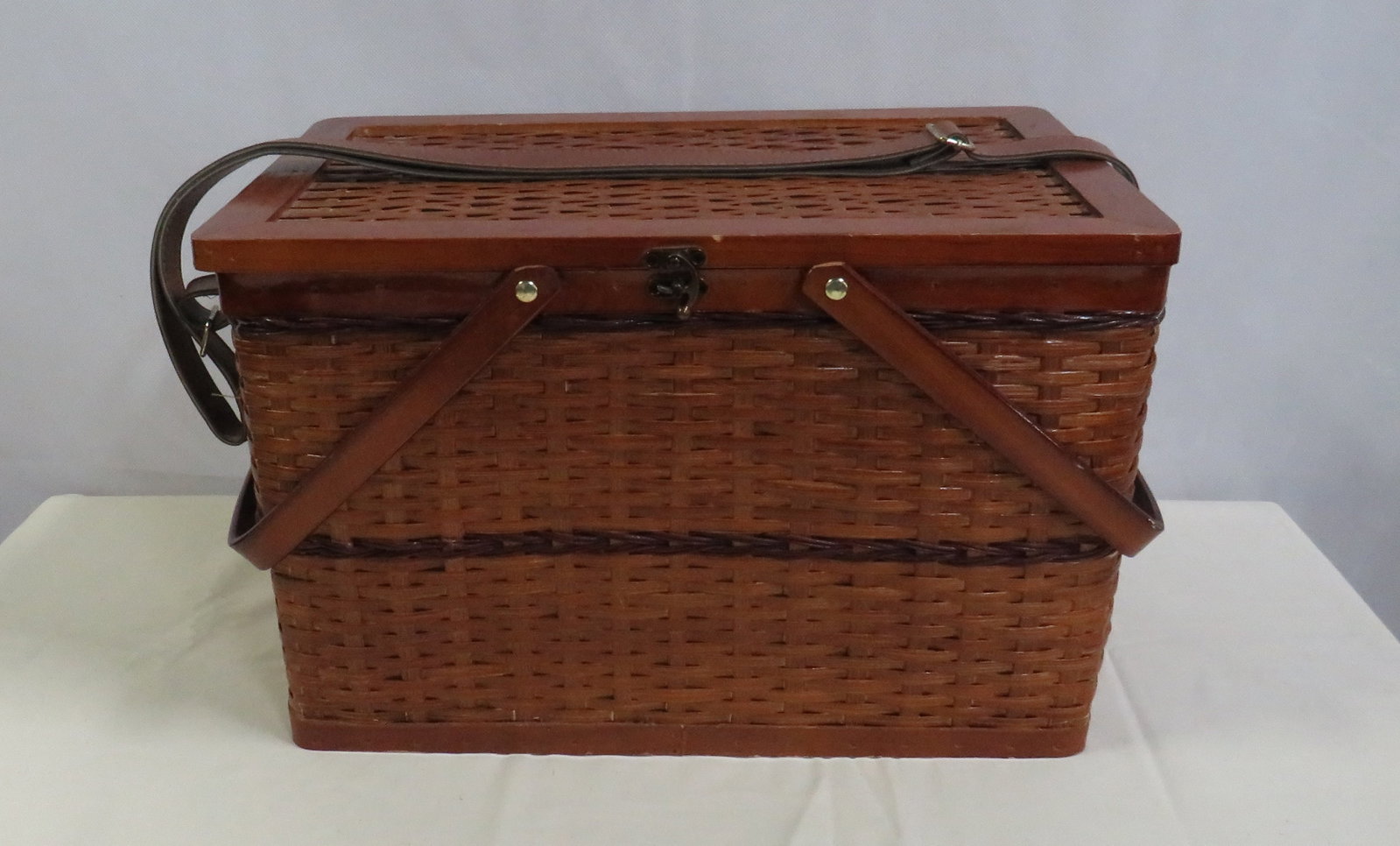Picnic Basket (1 of 2)