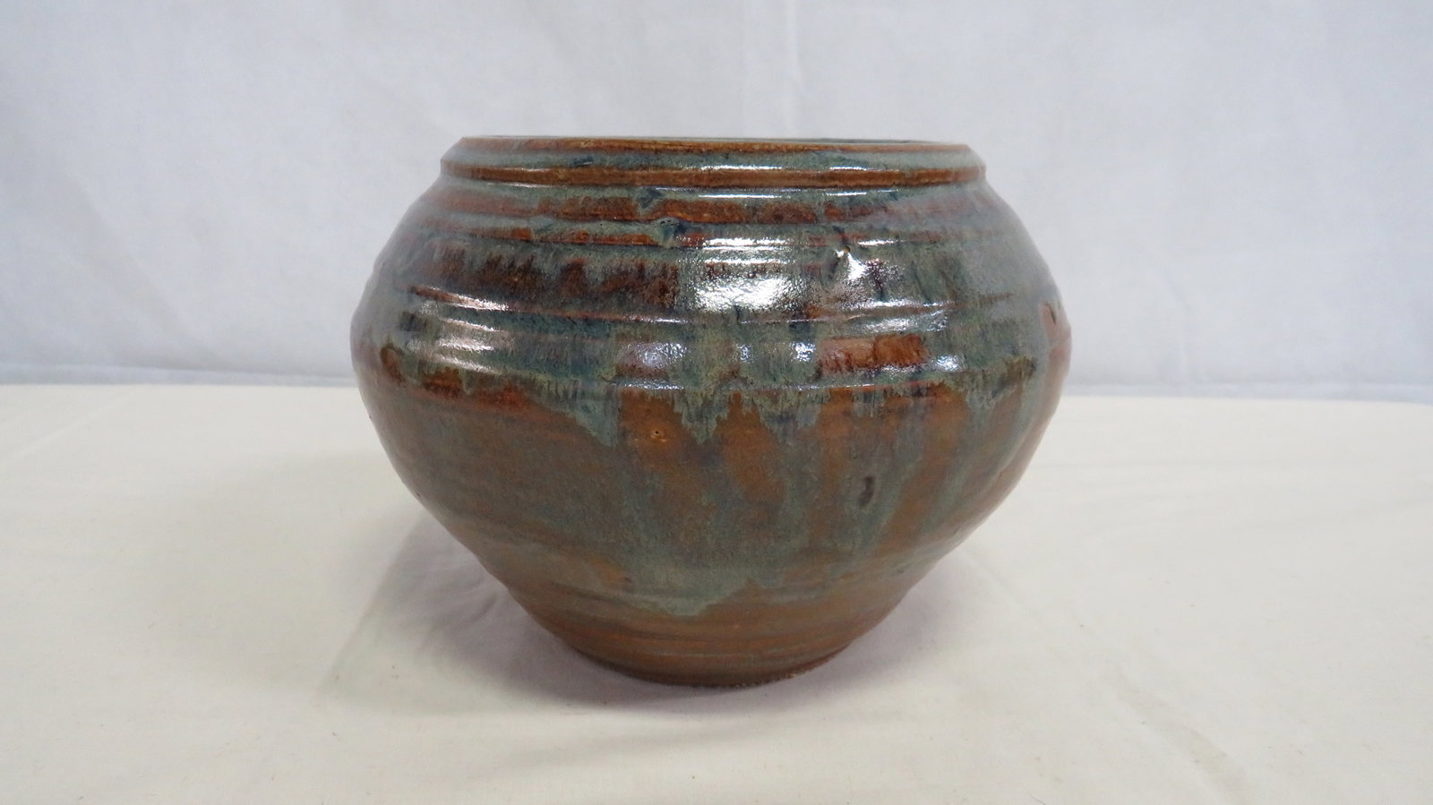 Vintage Studio Art Pottery Stoneware Bowl/Planter: Vintage Studio Art Pottery Stoneware Bowl/Planter in good condition. Artist signed. 6"H x 8"D