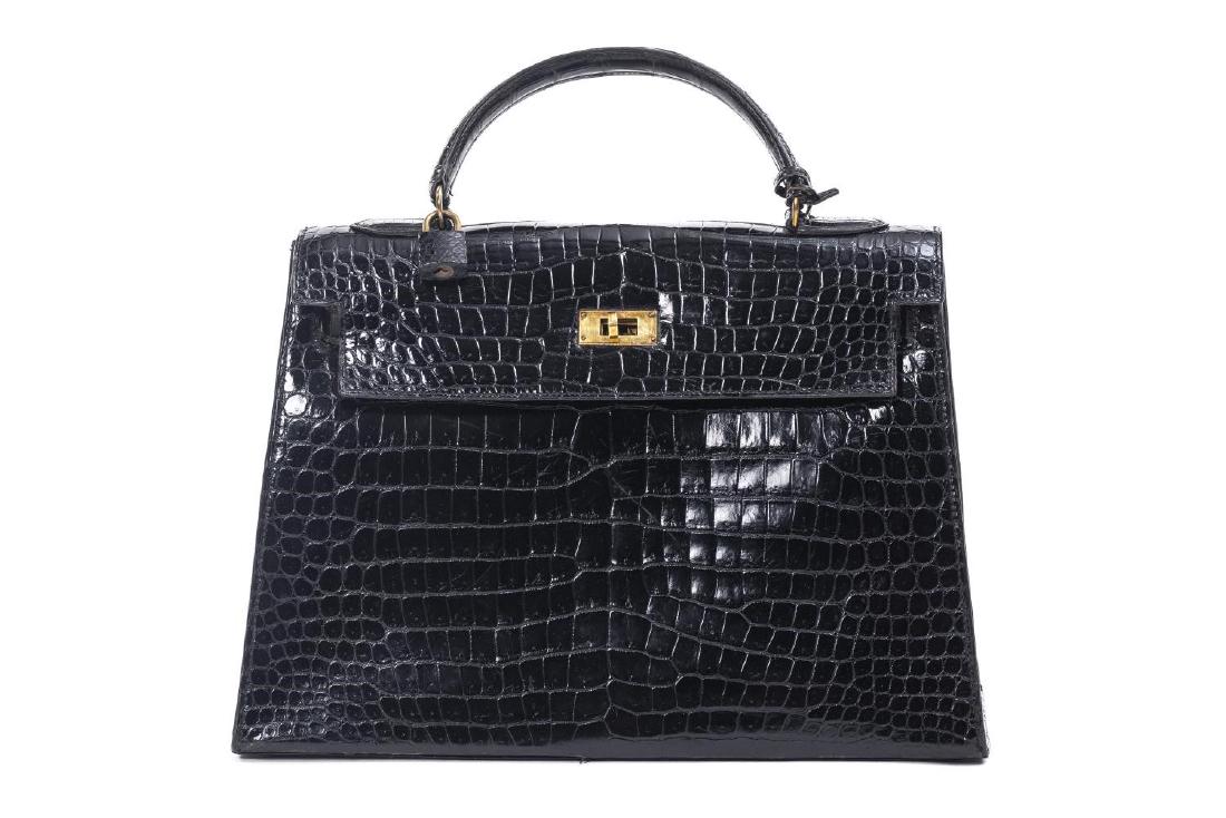 Hermès Paris sac à main "Kelly" Sellier en crocodile: Hermès Paris sac à main "Kelly" Sellier en crocodile noir verni une anse et fermeture pivotante daté 1962 (lettre gravée R sans forme) H. 23x32.5x12 cm Vintage – Mode – Accessoires Vintage Fas