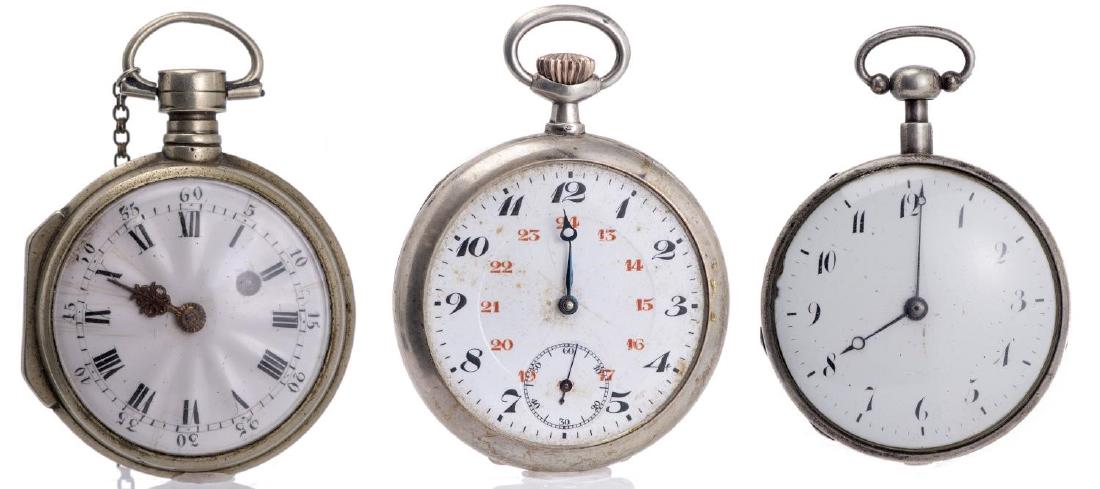 Trois montres de poche: Trois montres de poche : - montre de poche FS AR en argent .800 avec compteur des secondes à 6h. (manque une aiguille et le verre) dans sa boîte à montre en acajou et insert de nacre. Diam. 50 mm F
