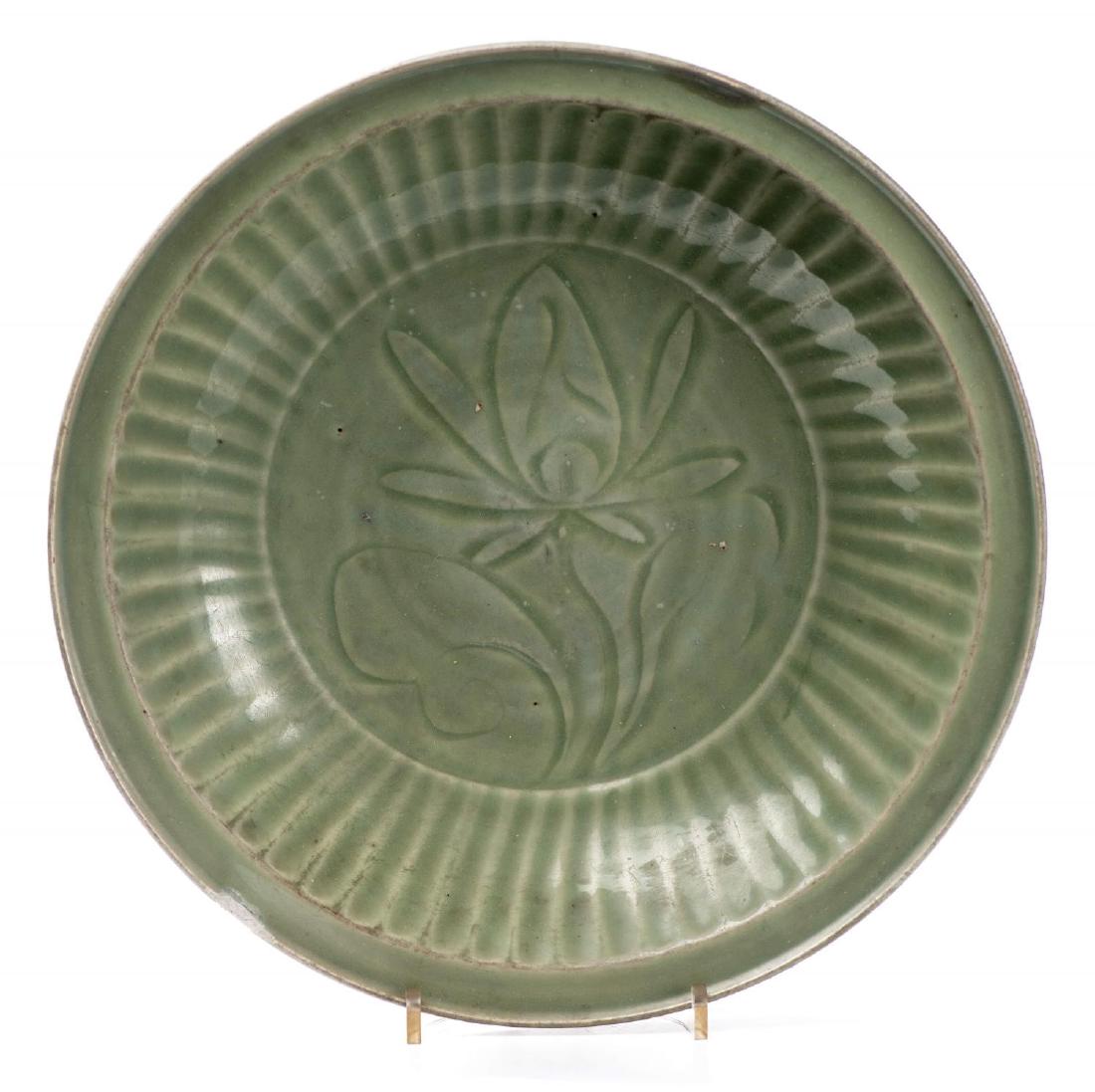 Plat en grés céladon Chine Ming: Plat en grés céladon à décor central d'une fleur de lotus incisée Chine Ming XV-XVIIe Diam. 35 cm Arts d'Asie Asian Art Porcelaine - Céramique Ceramics