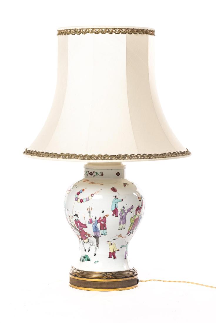 Vase en porcelaine de Chine blanche à décor de: Vase en porcelaine de Chine blanche à décor d'enfants jouant durant des festivités du nouvel an monté en lampe à trois feux. H. 36 cm & Diam. 26 cm Chine China Arts d'Asie Asian Art Porcelaine - 