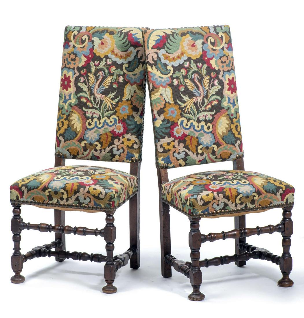 Paire de chaises à haut dossier droit Louis XIII: Paire de chaises à haut dossier droit Louis XIII en noyer tournés, assise et dossier couverte de tapisserie, France, début XVIIIe.H. 113x44x48 cm Category: Mobilier & Décoration -