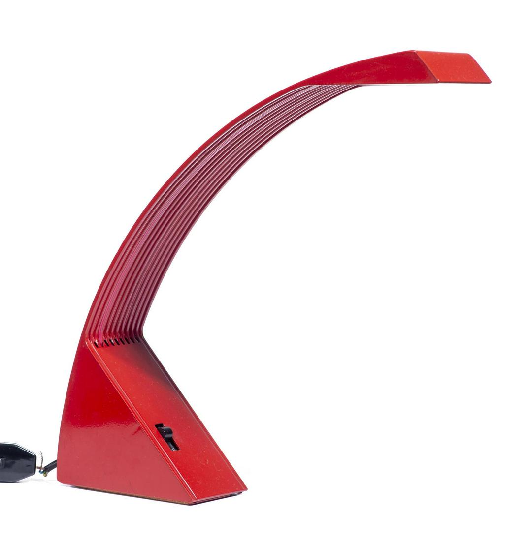 Marco Zotta (né en 1945), lampe de table en métal laqué: Marco Zotta (né en 1945), lampe de table en métal laqué rouge "Arcobaleno", for CIL Roma Italy (Included in the design collection of the Museum of Modern Art in New York). - H. 42 cm Provenance:
