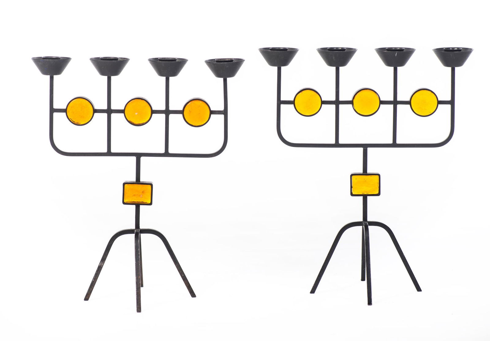 Gunnar Ander (1908 - 1976), Ystad Metall, paire de: Gunnar Ander (1908 - 1976), Ystad Metall, paire de candélabres en métal peint en noir et pièces de verre orange. Circa années 50. - H. 33x28 cm - Provenance: