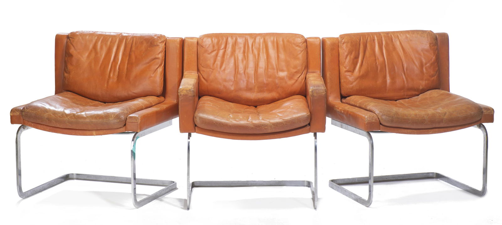 de Sede Robert Haussmann Executive Lounge Chair, 2: de Sede Robert Haussmann Executive Lounge Chair, 2 chaises et 1 fauteuil modèle RH 201, pied à structure chromée, assise en cuir. à l'origine dessiné en 1957, circa 60's. - H. 80x70x63 cm Pro