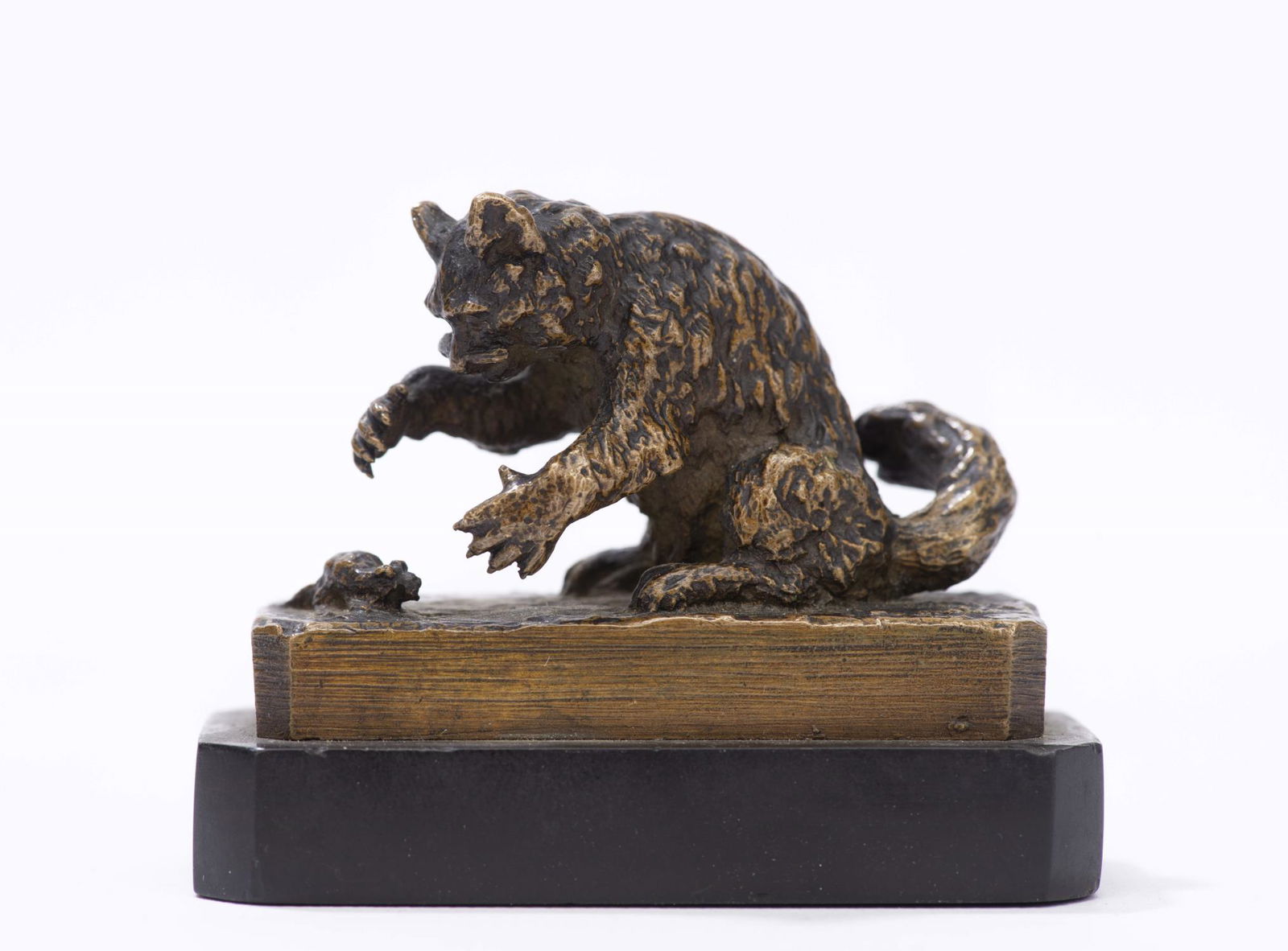 Christophe Fratin (1801-1864) "Le chat joue avec la: Christophe Fratin (1801-1864) "Le chat joue avec la souris". Bronze à patine noire et médaille, signé sur la base Fratin. H. 4x6x3 cm