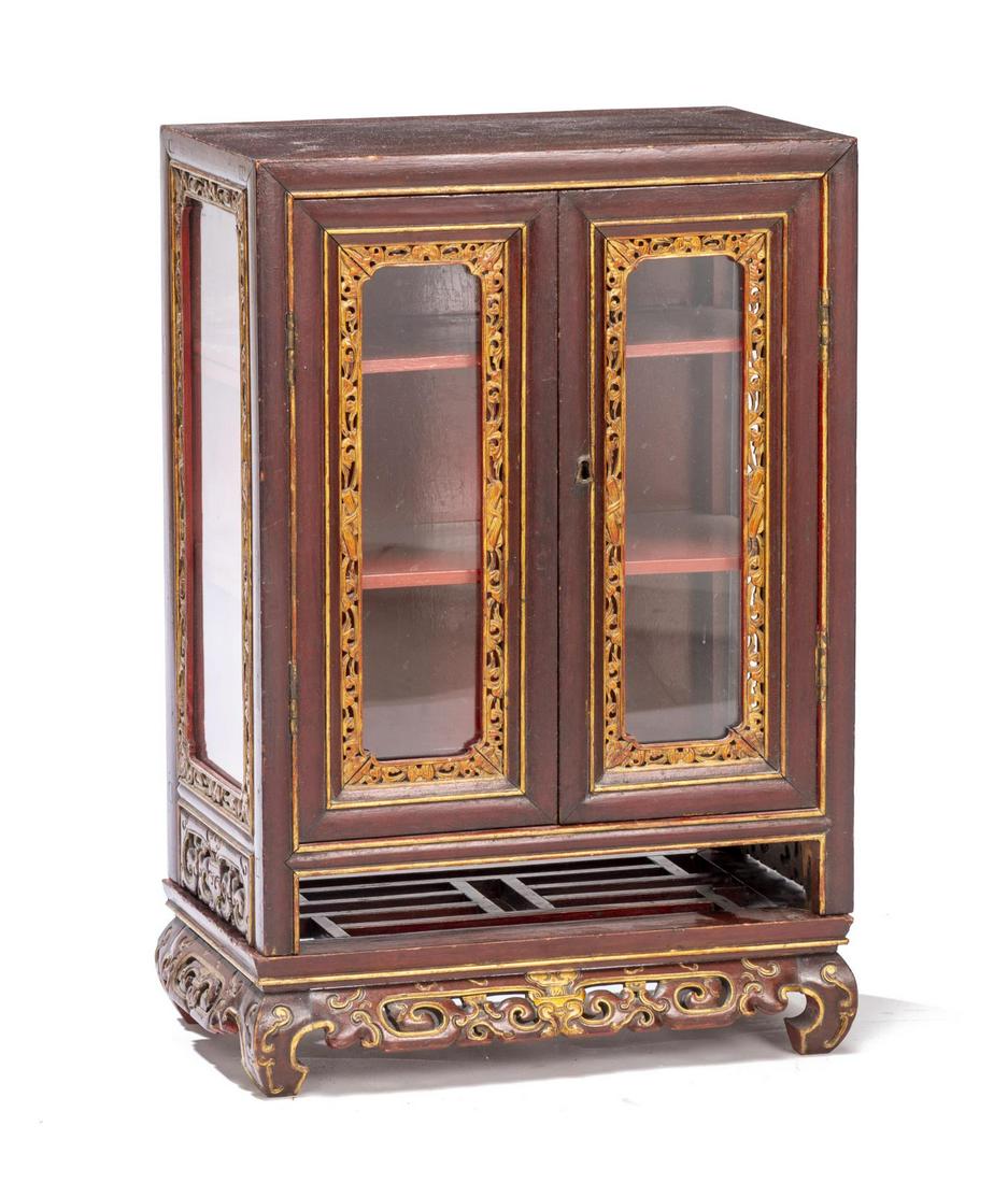 Vitrine chinoise Ningbo en bois laqué rouge et or (1 of 5)