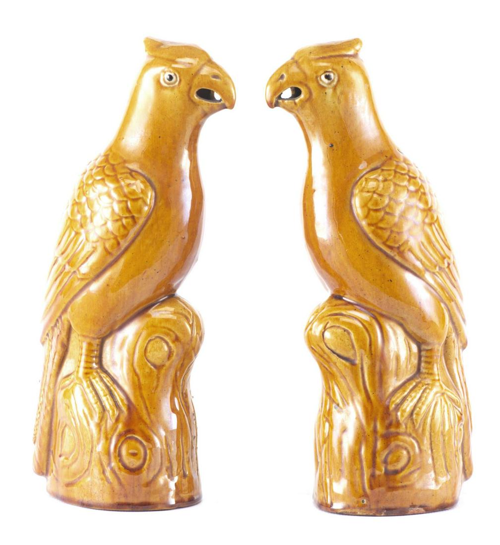 Paire de perruches à glaçure jaune, Chine: Paire de perruches en biscuit à glaçure jaune de Chine XIXe. H. 22.8 & 23 cm
