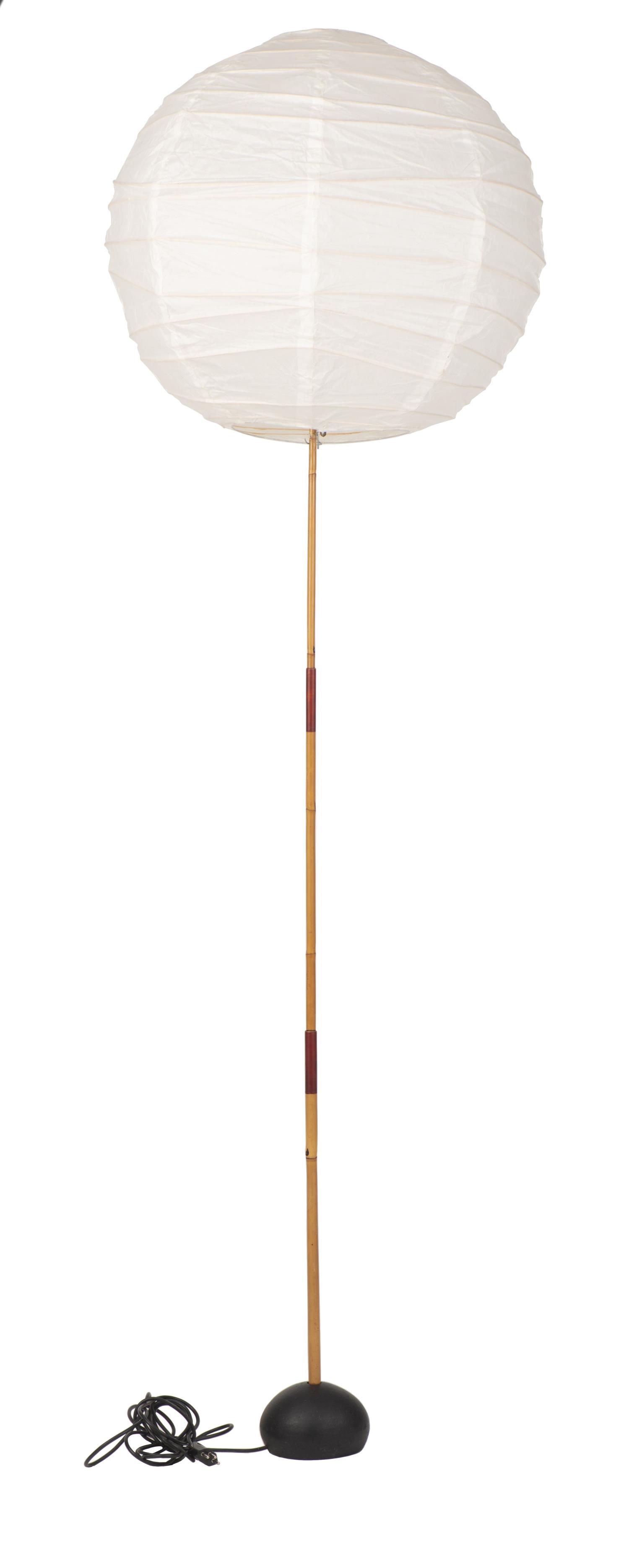 Isamu Noguchi (1904-1988), lampadaire en fer, papier (1 of 10)