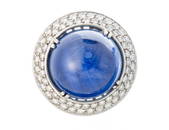 Bague en or gris avec un saphir cabochon central et