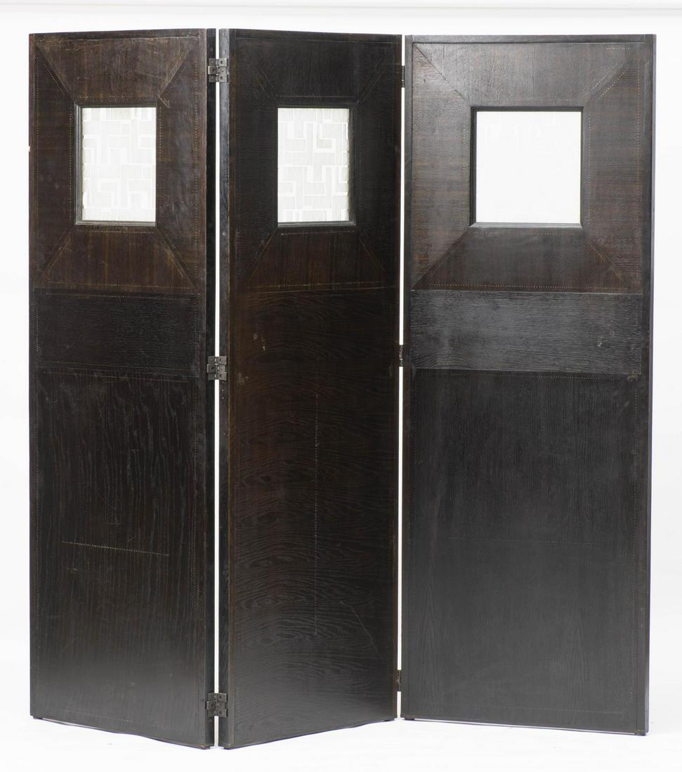 André SORNAY (1902-2000) attribué à, Paravent trois feuilles: André SORNAY (1902-2000) attribué à, Paravent trois feuilles double-face en plaquage de bois clouté pour une face et brossée pour l’autre, chaque panneau est agréme