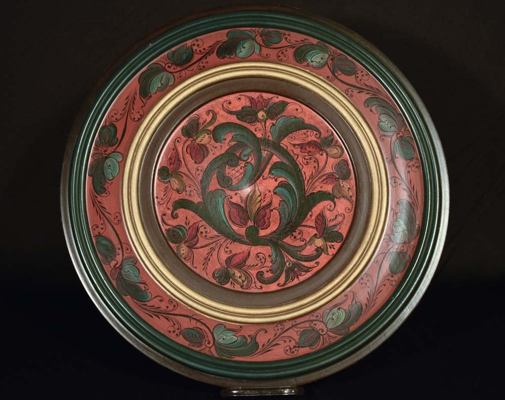 Olav Fossli Rauland-Rosemaling Plate: Telemark design within concentric carved bands over red ground 1978