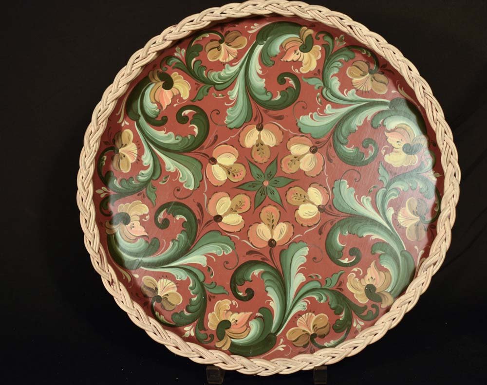 Rosemaling Round Tray: Rosemaling Round Tray with wicker sides