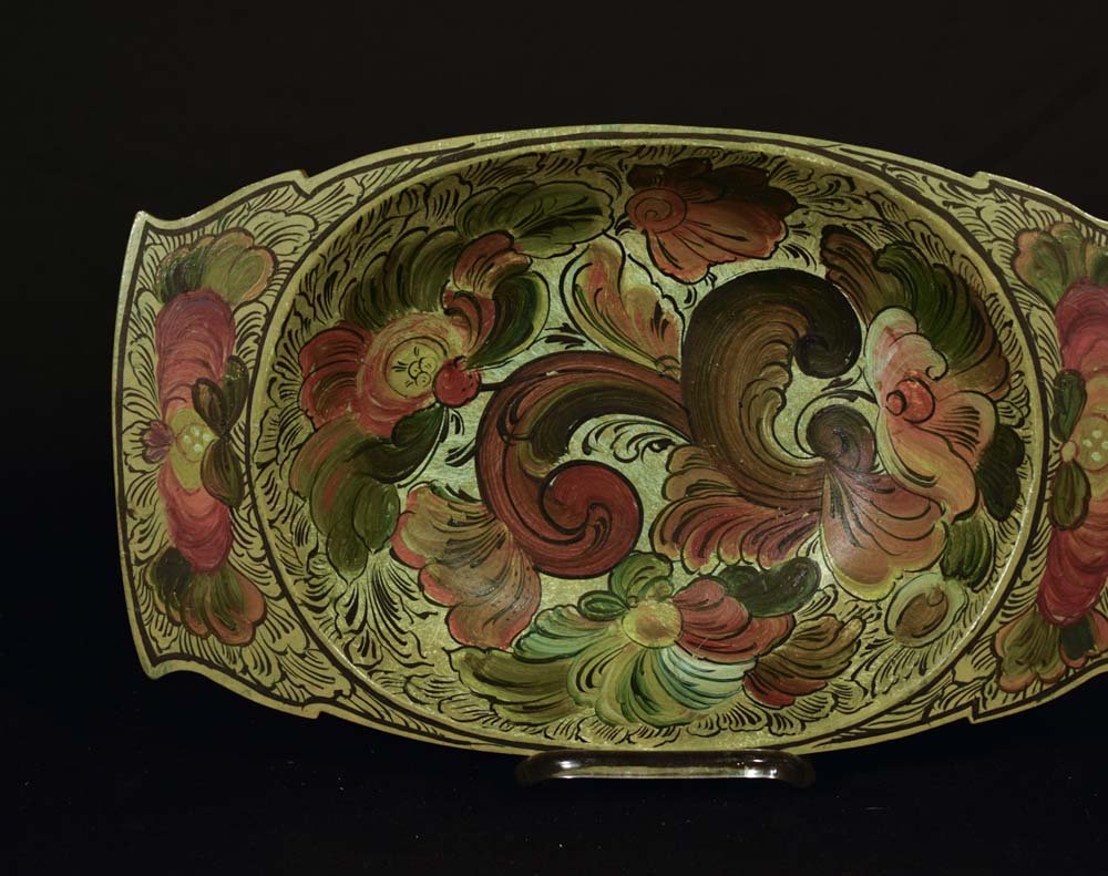 Tinn Artelier Rjukan-Rosemaling Bowl: Tinn Artelier Rjukan-Rosemaling Bowl in the Telemark style dated 1970 with interesting green backgound and flower plume pattern with carved handles.