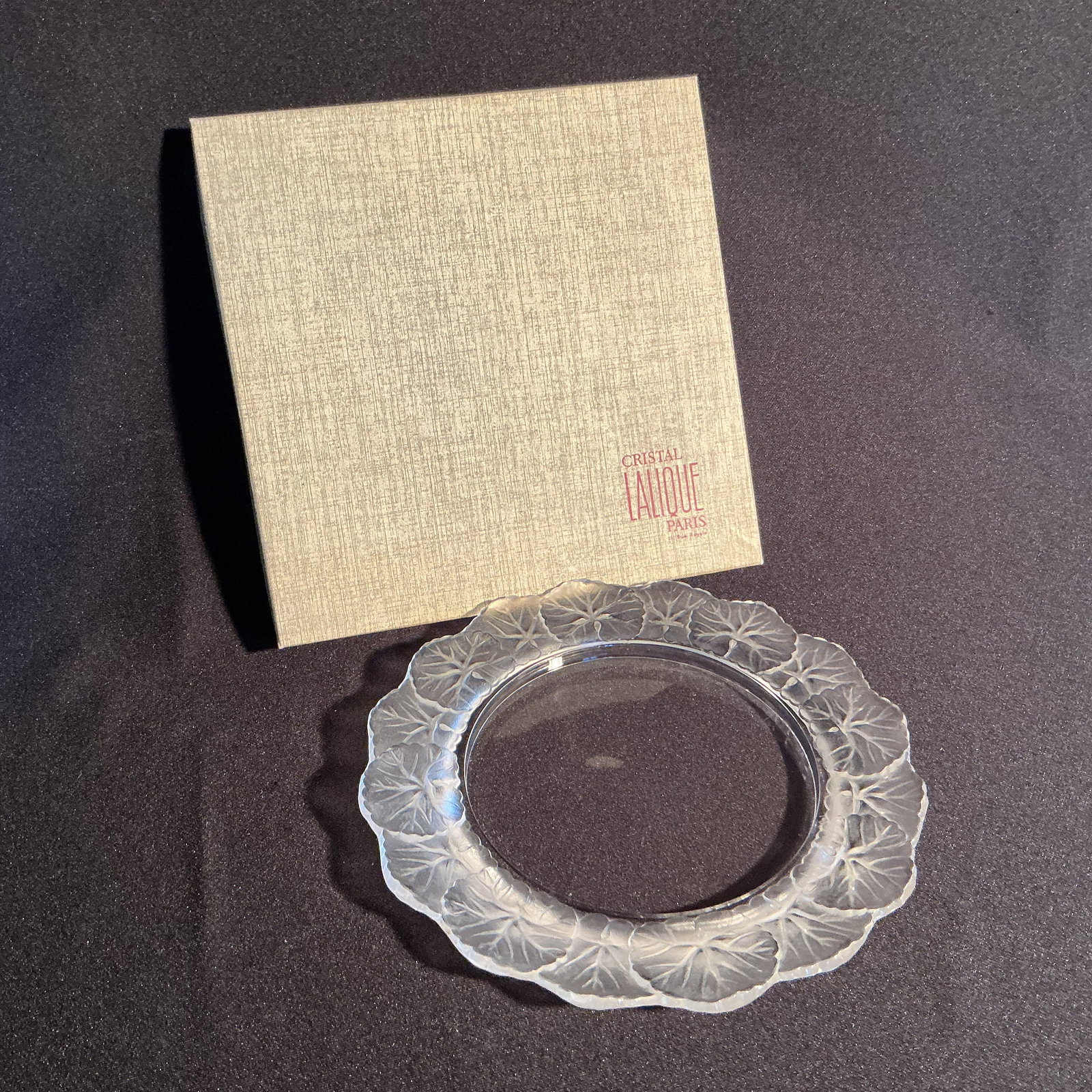 Lalique Crystal Honfleur Flower Plate: Lovely Lalique crystal Honfleur plate that was produced from 1945-2021. Signed.