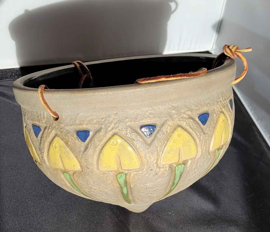 Roseville Mostique Hanging basket (1 of 1)