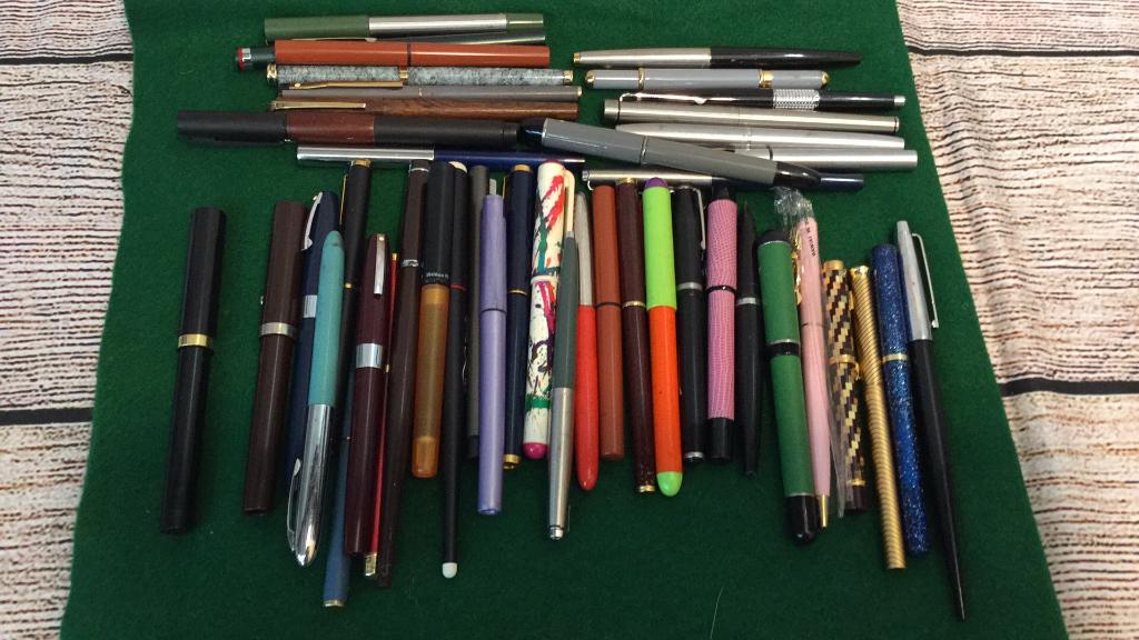 Group Assorted Vintage Fountain Pens (1 of 3)